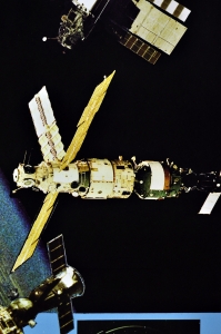 Плакат космос юбилейный 30 лет пилотируемой космонавтики 1991